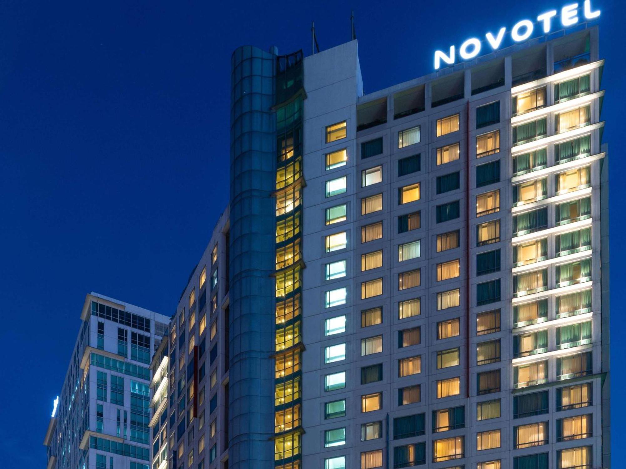 Novotel Manila Araneta City Hotel מראה חיצוני תמונה